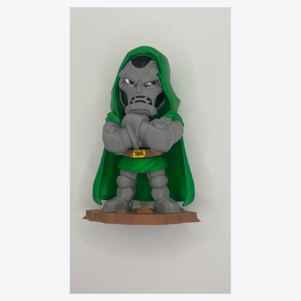 Doctor Doom Chibi — frente clara