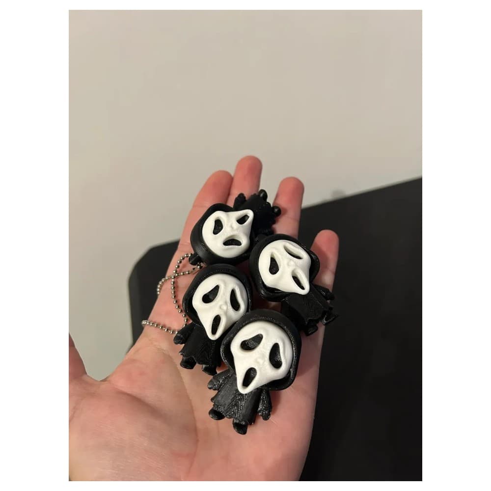 Chaveiro Mini Ghostface — na mão