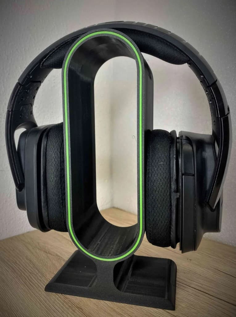 Suporte oval para headset — em uso na mesa